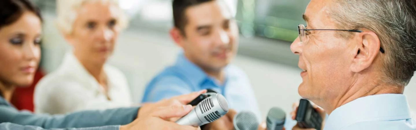 人们正在谈话的图片